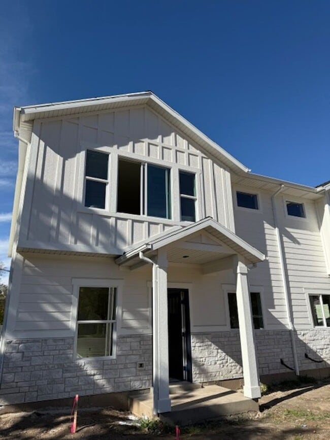 Building Photo - Half off first months rent - Beautiful townhome with 2 car garage, Central Air and Master Suite