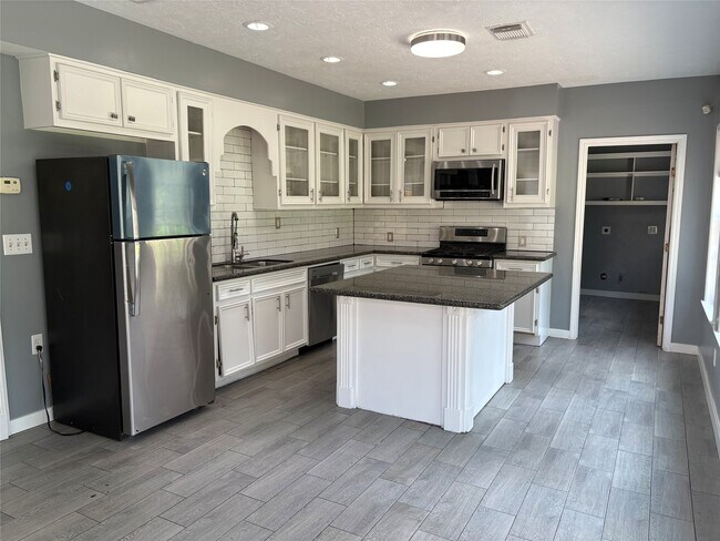 Building Photo - 18385 Ten Oaks Ct