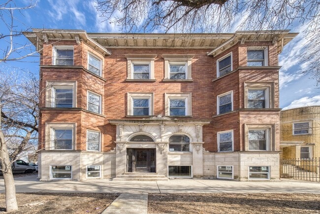 Building Photo - Renovated 1 bed + den in Logan Square - Now Leasing!