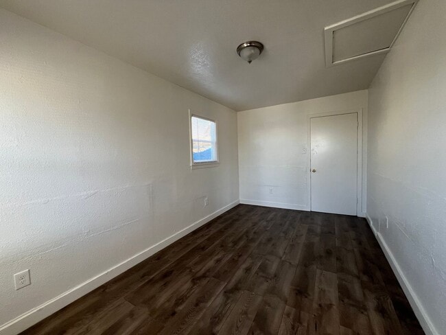 Building Photo - 3 Bedroom 1 bathroom House located near a Schools, Community Park and Public Swimming Pool.