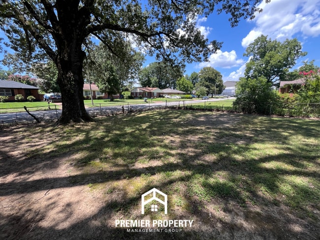 Building Photo - 3026 S Edgeware Rd