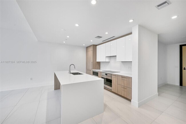 Building Photo - 153 N Seabreeze Blvd