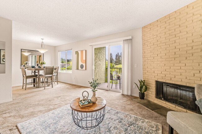 Building Photo - 2 Bedroom 1 Bathroom Lakeside Unit!