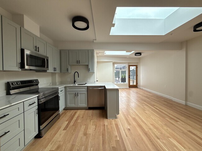 Building Photo - 202 Elm St