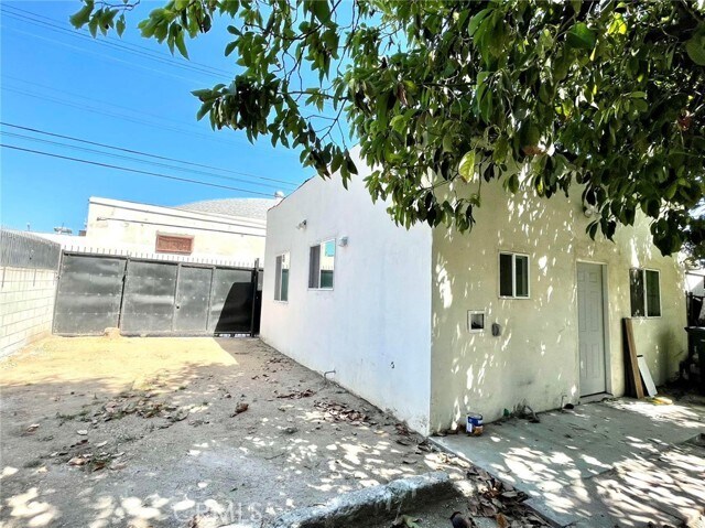 Building Photo - 448 S Woods Ave
