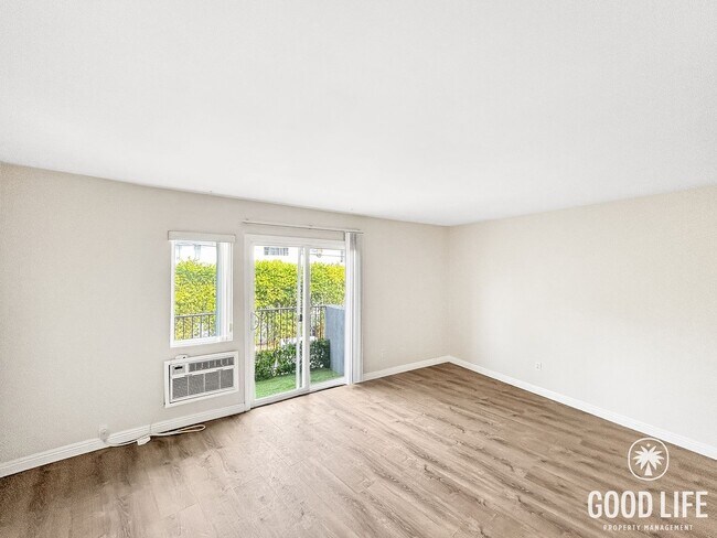 Building Photo - Stunning 1BD/1BA W/ Reserved Parking and Laundry On-Site in College East!