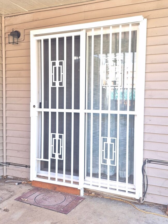 Building Photo - 3 bedroom, 2 bath house in the Brentwood-D...