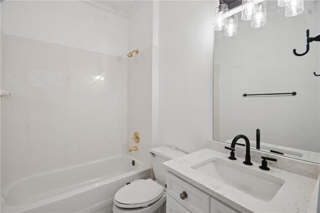 Building Photo - 270 Edwardton Ct