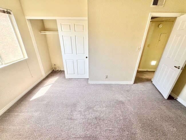 Building Photo - BEAUTIFUL 1 BEDROOM CONDO!