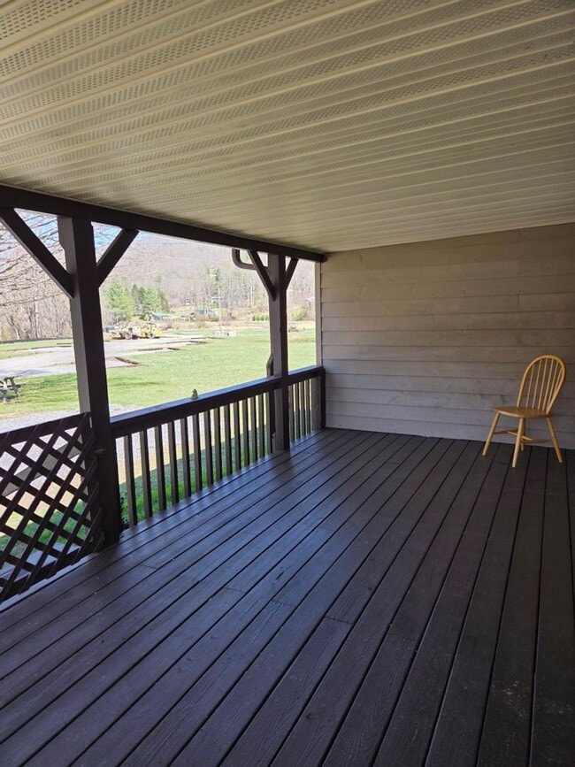 Building Photo - $1,350 - 2 Bedroom / 1 Bath Park Model in Tatham Mountain Park