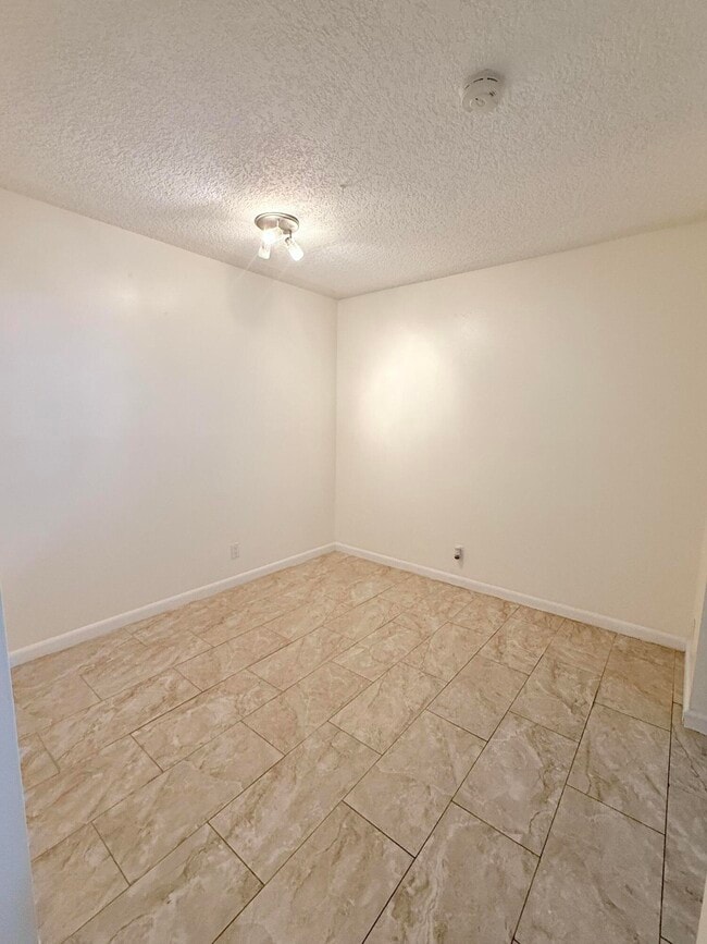 Building Photo - 1635 Woodbridge Lakes Cir