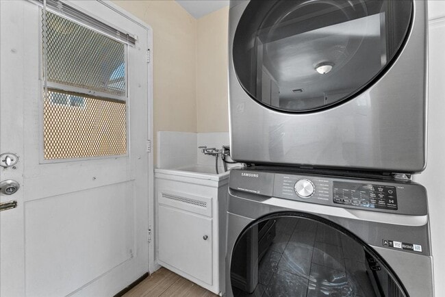 Building Photo - 5918 S Fairfax Ave