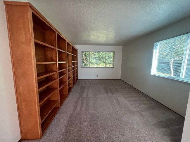 Building Photo - Spacious 4bed 2bath home available now!