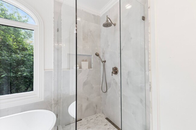 Building Photo - Luxury Furnished Home