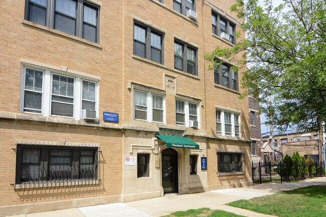Building Photo - 824 W Waveland