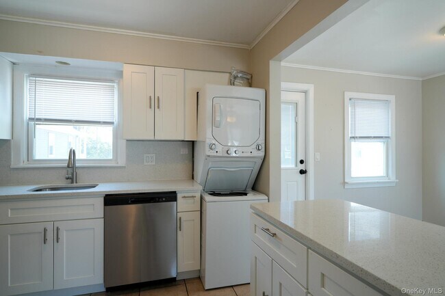 Building Photo - 59 Troy Ave