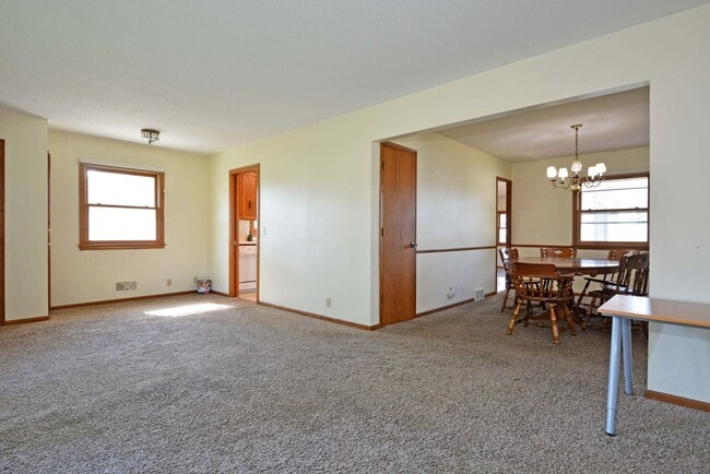 Building Photo - Spacious 3 bed, 2 bath rental in Bloomingt...