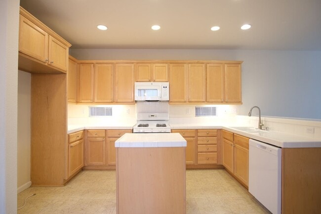 Building Photo - Charming 4-bedroom, 2.5-bathroom home