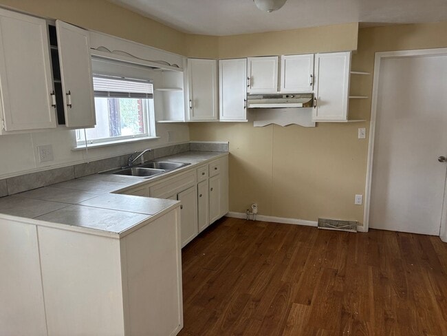 Building Photo - 3 Bedroom House