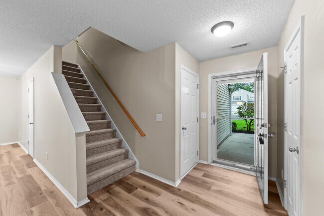 Building Photo - 5 Thorton Ct