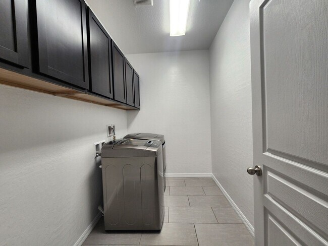 Building Photo - Lovely Single Story Home in Mountains Edge