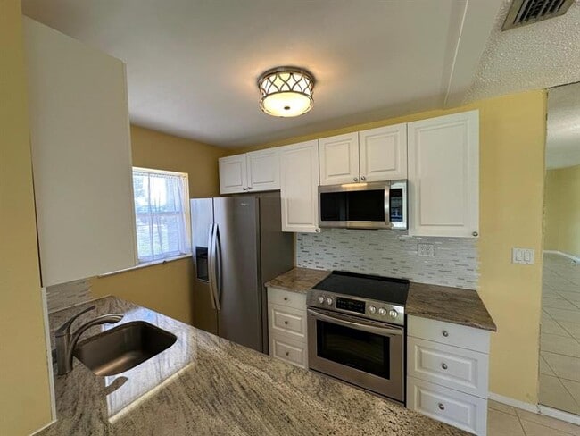 Building Photo - 665 High Point Dr