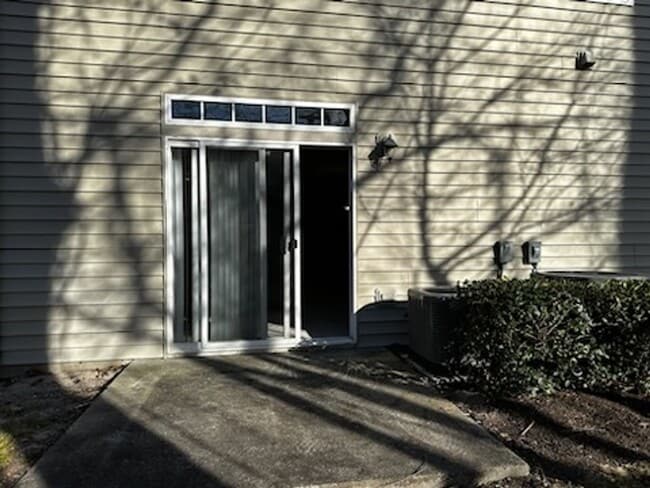 Building Photo - 2BR & 2BA Condo in Central Location w/Garage-Available 06/22/26