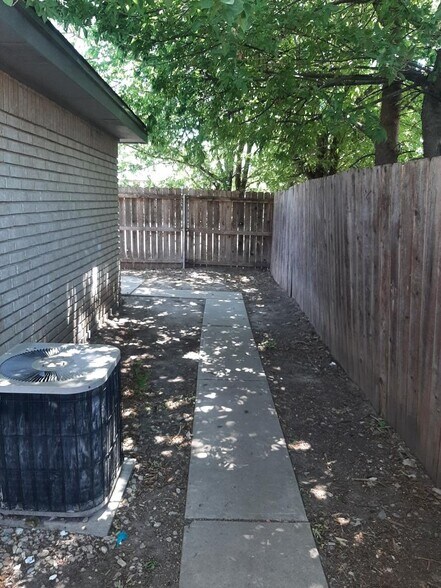 Building Photo - 1106 Shanarae Cir