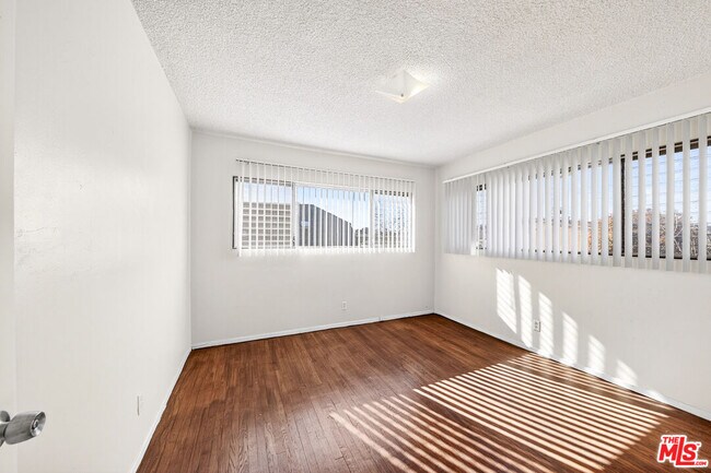 Building Photo - 304 E 95th St