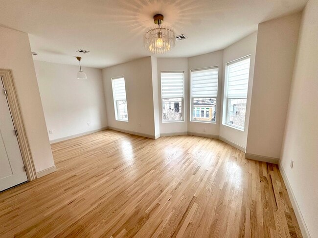 Building Photo - 315 25th St