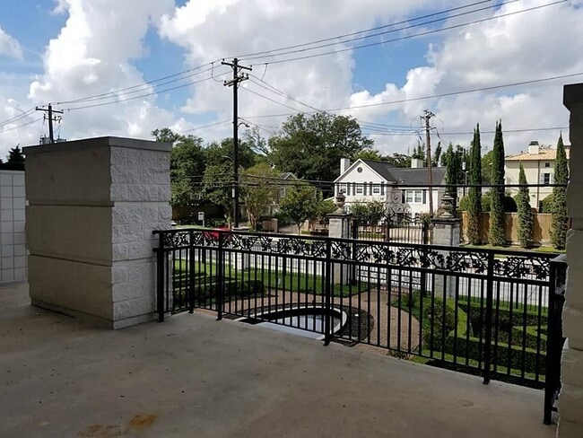 Building Photo - 1005 S Shepherd Dr