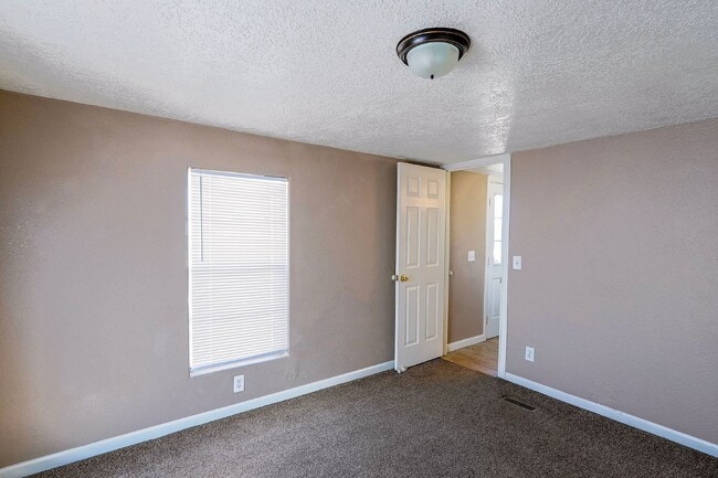 Building Photo - Spacious Mobile Home – Full Property Renta...