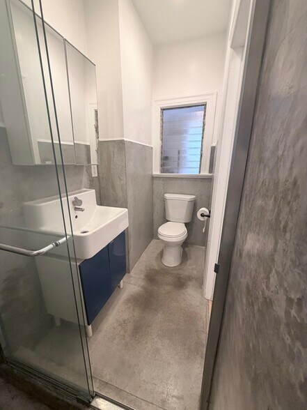 Bathroom - 437 N Spaulding Ave