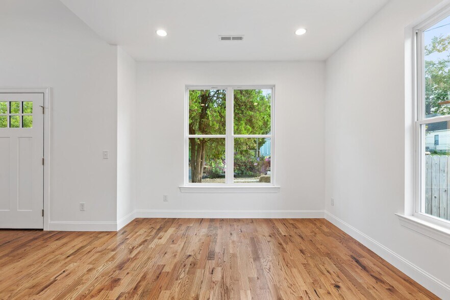 Building Photo - 2006 E 14th St