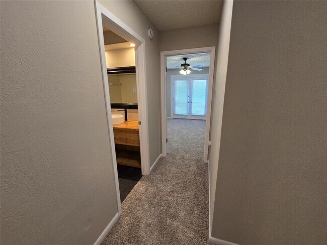 Building Photo - 402 Greenwood Dr