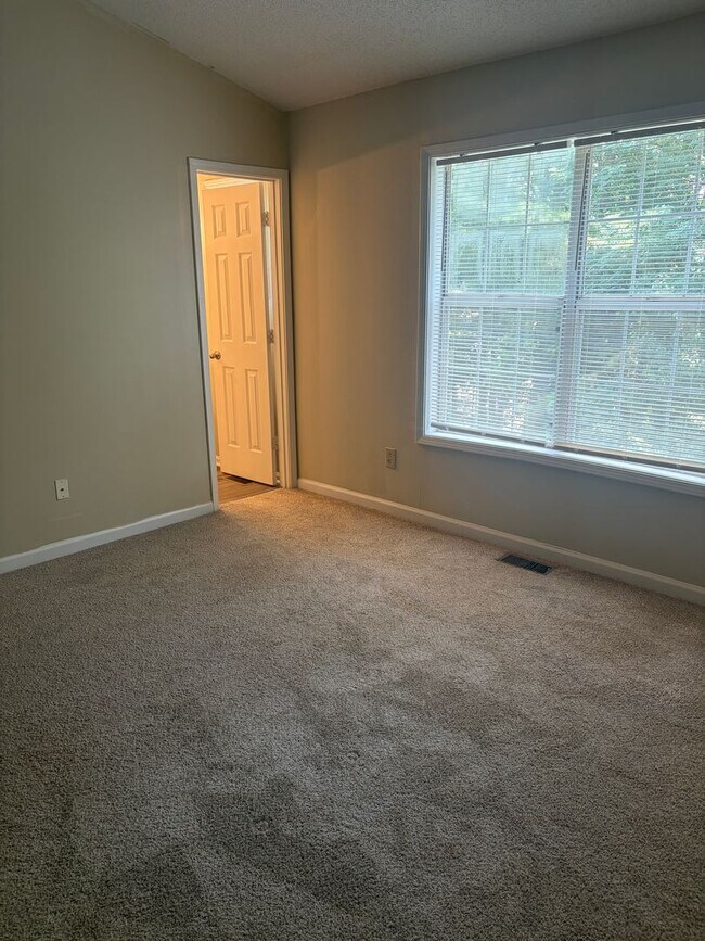 Building Photo - Stepless Townhome