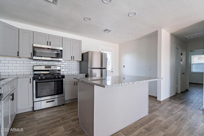 Building Photo - 37 E El Parque Dr