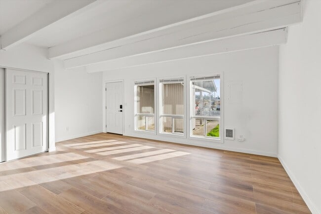 Building Photo - Cute 3 bed 2 bath town home