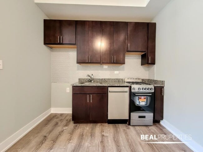 Building Photo - 1 bedroom in CHICAGO IL 60625