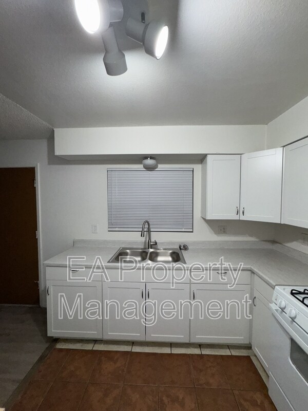 Building Photo - 1212 Chelwood Park Blvd NE