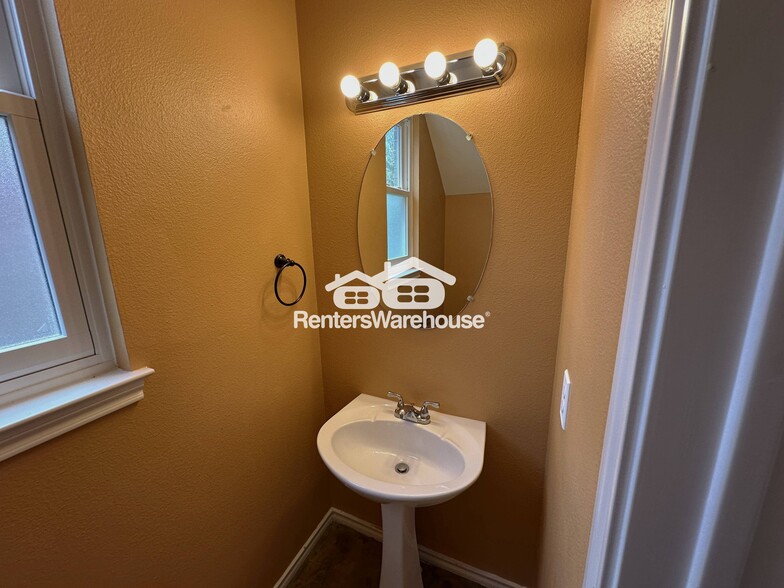 Building Photo - 1603 Azalea Dr