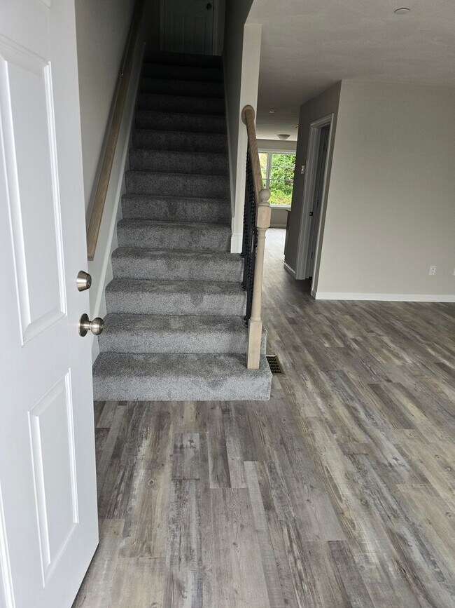 Building Photo - Megway Ct. (2-5)