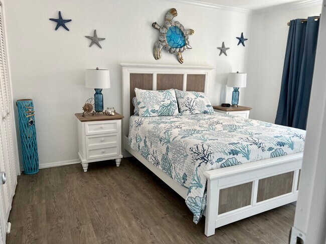 Queen bed - 1859 Shore Dr S