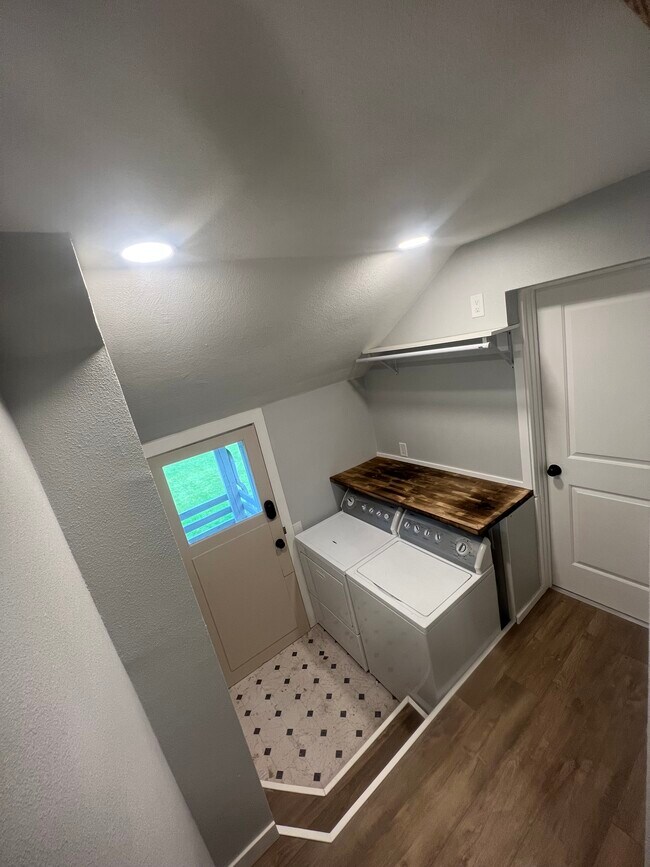 Building Photo - 305 Calistoga St W