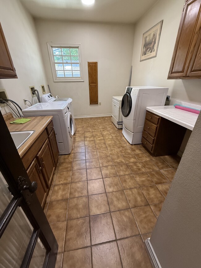 Building Photo - 533 Sierra Madre Ave