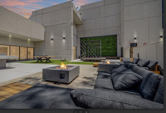 Building Photo - 14703 Park Row Blvd