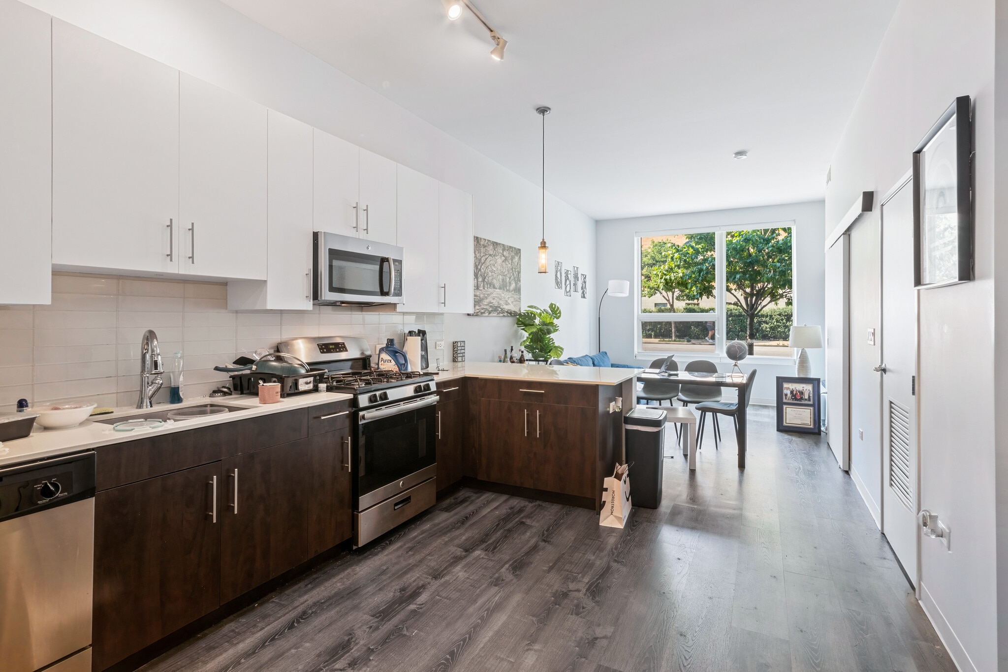 Building Photo - 851 W Grand Ave