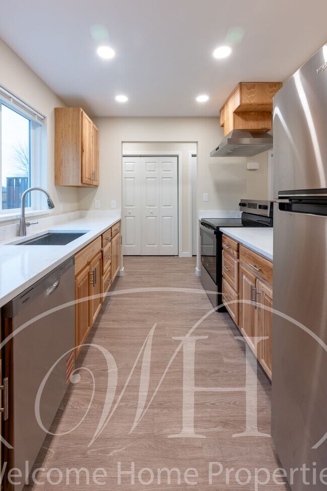 Building Photo - Spacious 2 bedroom duplex with attached garage