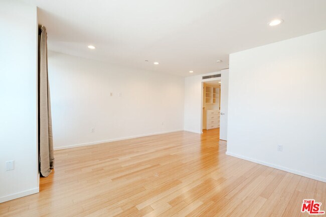 Building Photo - 1220 N Orange Grove Ave