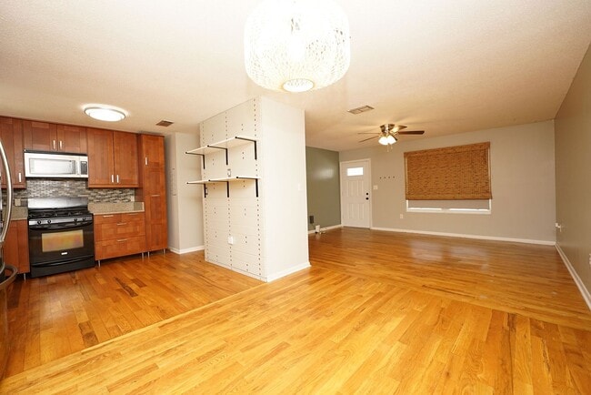 Building Photo - 4 Bedroom Home in Valparaiso- Near Eglin AFB